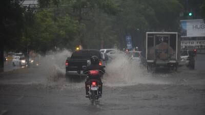 Lluvia inunda las calles en las zonas 9 y 13 de la capital
