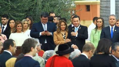 Jimmy Morales escuchó el juramento del nuevo Presidente de Paraguay