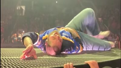 VIDEO: cantante sufre aparatosa caída en pleno concierto y se retuerce de dolor