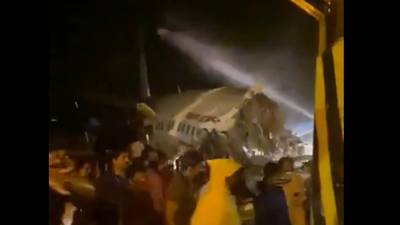VIDEO. Avión se parte en dos tras aterrizaje de emergencia en aeropuerto de la India