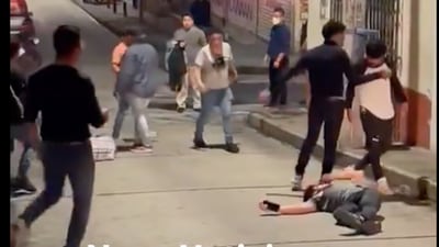 Captada en video: trifulca deja dos jóvenes gravemente heridos en Xela