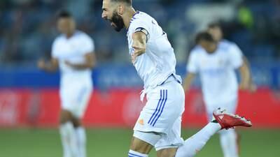 Real Madrid golea al Alavés; Karim Benzemá logra doblete