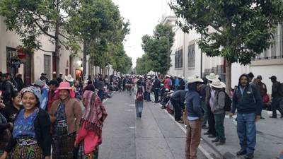 Pobladores de Alta Verapaz pernoctan frente a Casa Presidencial