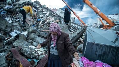Declaran emergencia en 10 provincias azotadas por terremotos en Turquía