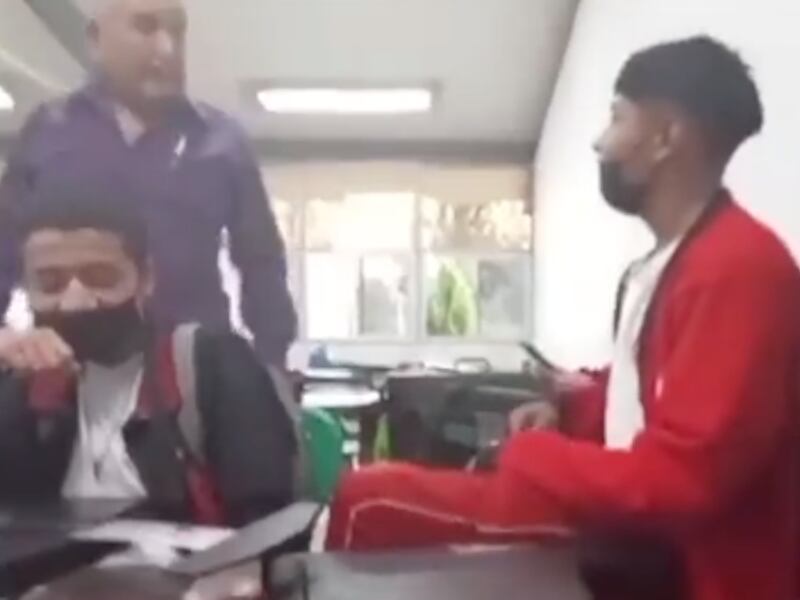 Profesor reta a golpes a un alumno y queda captado en video