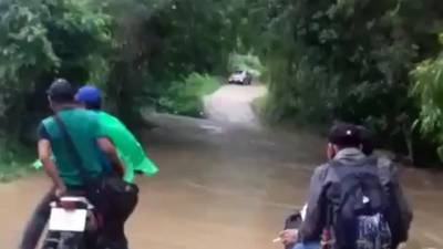 VIDEO. Corriente de río arrastra a un hombre en moto