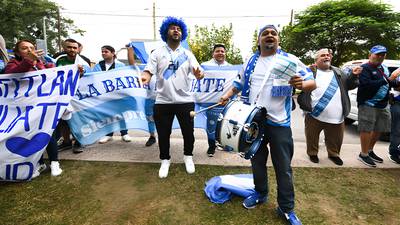Buen número de guatemaltecos para apoyar a la sub-20 en Argentina