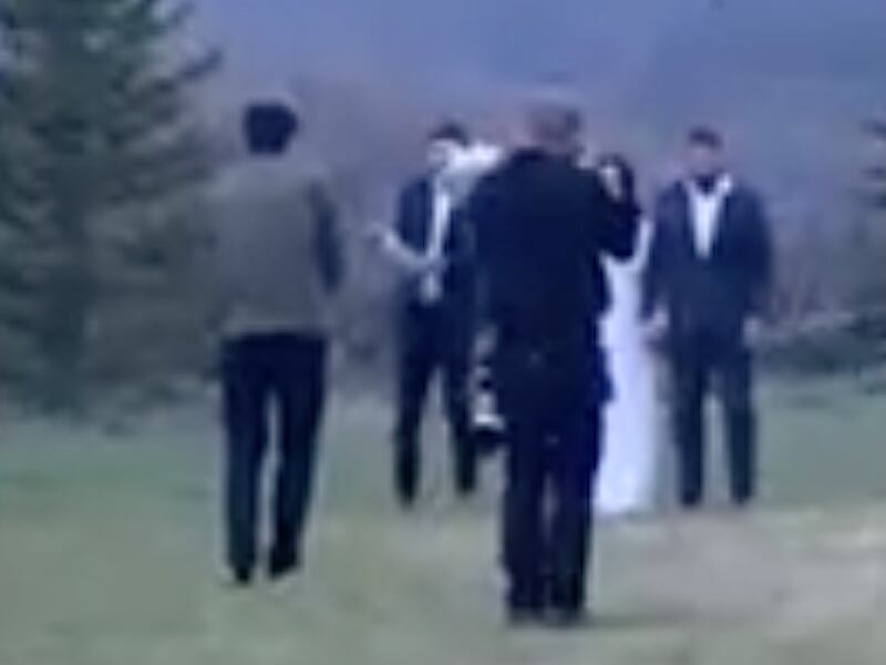 VIDEO: Novios se incendian durante la ceremonia de boda