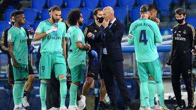 Los jugadores del Real Madrid reaccionan tras la salida de Zinedine Zidane