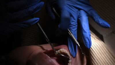 Dentista le rompía los dientes a sus pacientes para cobrarles más