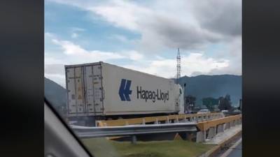VIDEO. Tráiler circula en sentido contrario en autopista Palín-Escuintla