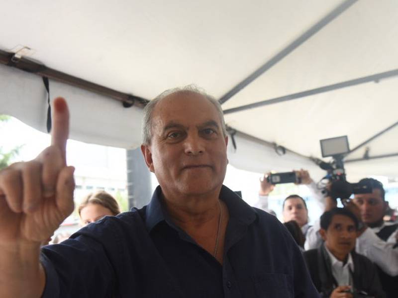 Manuel Villacorta, candidato a presidente de VOS, emite su voto