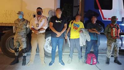 Autoridades mexicanas rescatan a 27 migrantes ocultos en cabina de tráileres