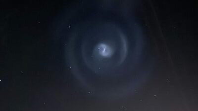 Espirales azules aparecen en el cielo; expertos explican qué son