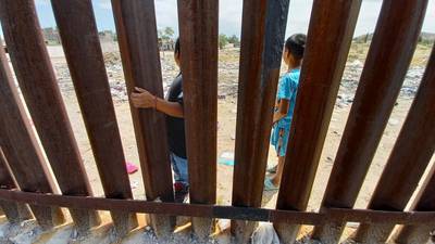 Condenan a policías en México por la muerte de migrantes