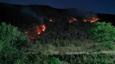 Recolectan víveres para apoyar a quienes combaten incendio forestal en Antigua