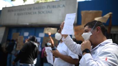VIDEO. Personal del Hospital Roosevelt bloquea ruta para exigir salarios