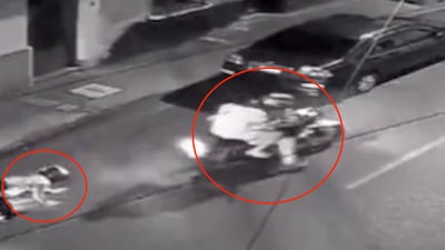VIDEO. Mujeres en motocicleta sufren violento asalto en zona 1