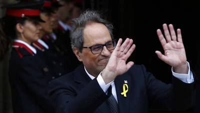 Nuevo presidente catalán asume el cargo pero evita mencionar la Constitución
