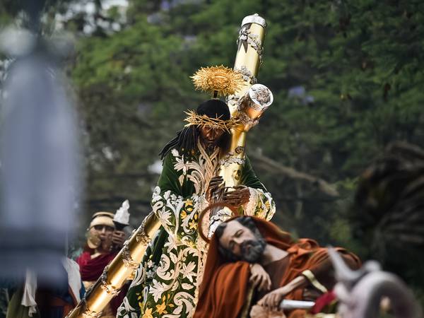 Jueves Santo: El Centro Histórico de Guatemala se viste de morado y blanco por el paso de Jesús de Candelaria