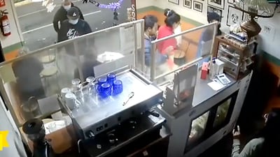 VIDEO: Con pistola en mano, ladrones asaltan a comensales en cafetería