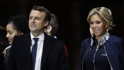 Emmanuel Macron y su esposa, Brigitte, una historia de amor francés