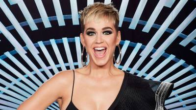 Katy Perry se viste de candelabro para la Met Gala y le llueven los memes