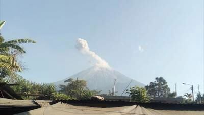Volcán de Fuego presenta explosiones y un nuevo flujo de lava
