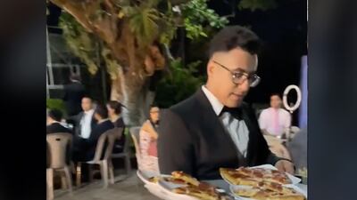 Pareja da pizza en su boda y recibe fuertes críticas