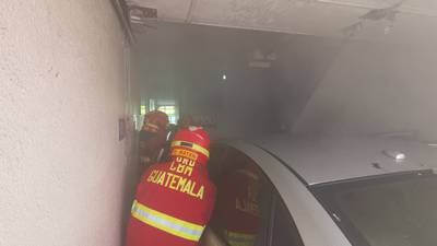 VIDEO. Vehículo se incendia en autohotel, en la zona 12