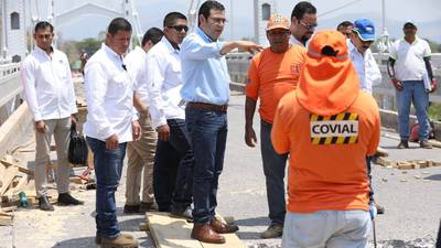 Presidente Morales supervisa trabajos en puente en Jutiapa