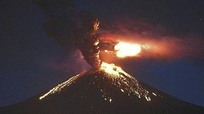 VIDEO. Volcán registra fuerte explosión y captan supuestos ovnis