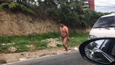 Comparten imágenes de un hombre caminando sin ropa en zona 10