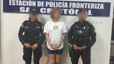 Expulsan a presunta pandillera a El Salvador