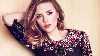 Scarlett Johansson celebra sus 36 años y fans viralizan imágenes de la "actriz" sin ropa