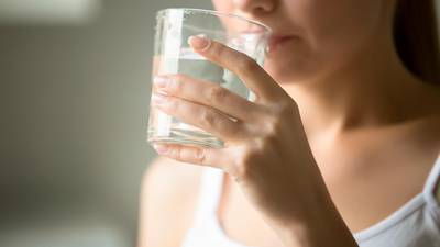 ¿Beber más agua podría hacerte ser más feliz? Esto sugiere nuevo estudio