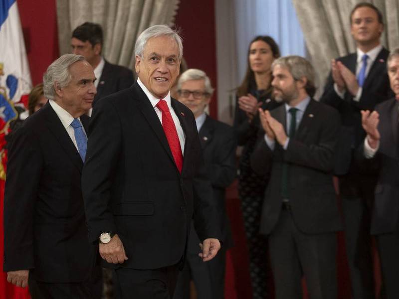 Piñera cambia a ocho ministros para tratar de calmar las protestas en Chile