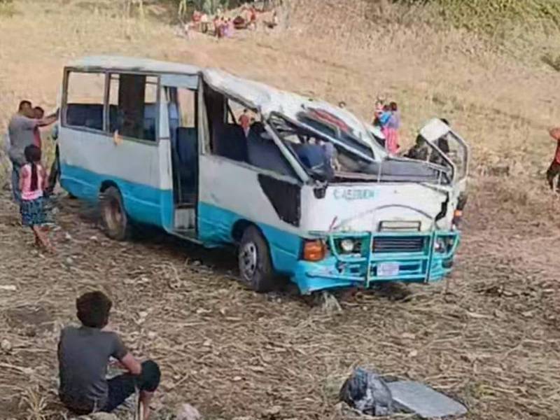 VIDEO. ¡Salvados de milagro! Bus cae a un barranco en San Luis Petén