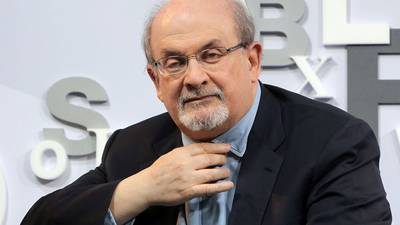 Salman Rushdie pierde la vista de un ojo y la movilidad de una mano