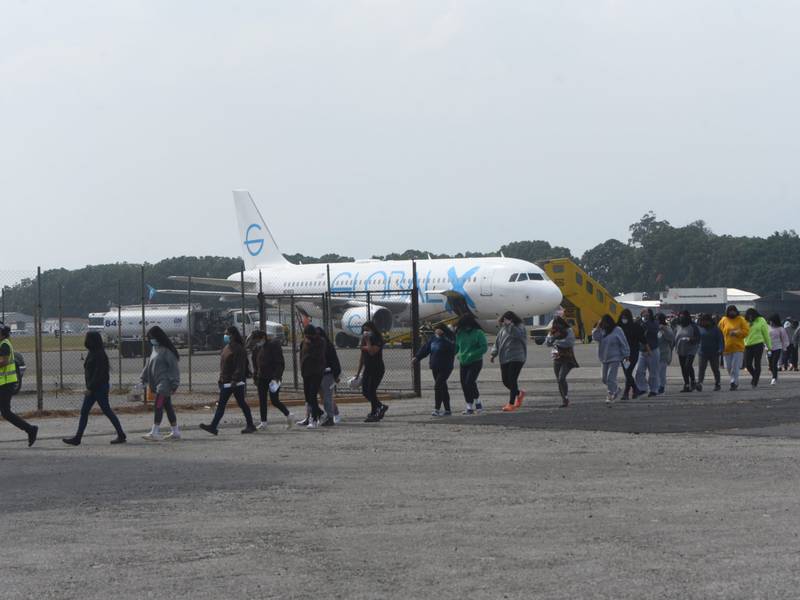 Arriban al país últimos vuelos del año con guatemaltecos retornados