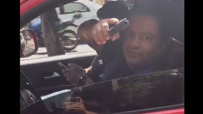 Exhiben a hombre que amenaza a automovilista con una pistola en zona 9