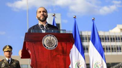 Analistas consideran grotesco lo que hizo Bukele en el Congreso de El Salvador