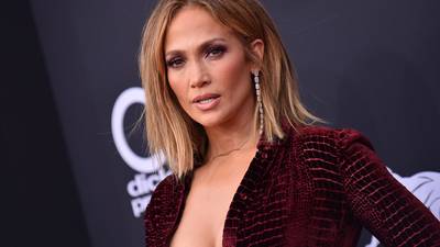 ¿Faja de rellenos? Jennifer Lopez sufre incidente con su vestuario y revela secreto