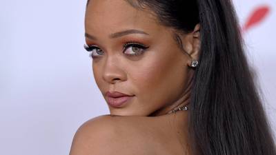 Rihanna causa polémica en funeral en Barbados