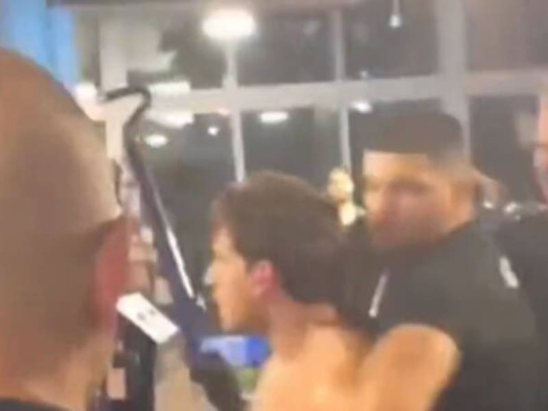 VIDEO. Hombre desnudo golpea a varias personas en un gimnasio