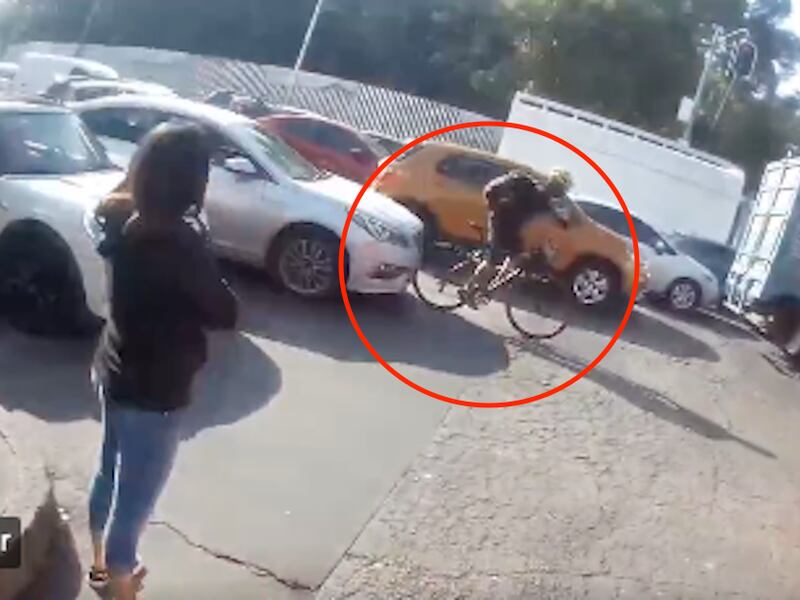 VIDEO. Automovilista ignora la señal de alto y atropella a un ciclista