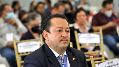 En medio de protestas, Walter Mazariegos es electo rector de la Usac