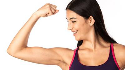 Cinco ejercicios que puedes realizar en tu casa para aumentar bíceps y tríceps