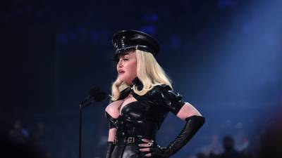 Tachan de “vieja” exhibicionista a Madonna por levantarse la falda y mostrar su lencería transparente