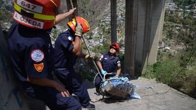 VIDEO. Rescatan cuerpo que habría caído hace ocho días del puente El Incienso